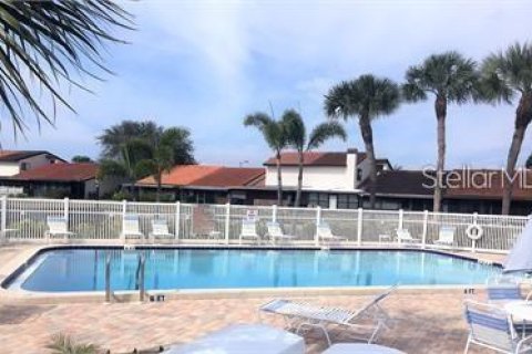 House in Largo, Florida 2 bedrooms, 113.9 sq.m. № 2224760 - photo 2