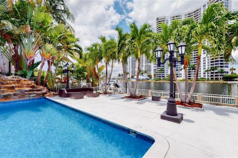 House in Sunny Isles Beach, Florida 4 bedrooms, 322.37 sq.m. № 1752940 - photo 10