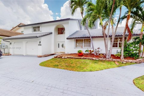 House in Sunny Isles Beach, Florida 4 bedrooms, 322.37 sq.m. № 1752940 - photo 1