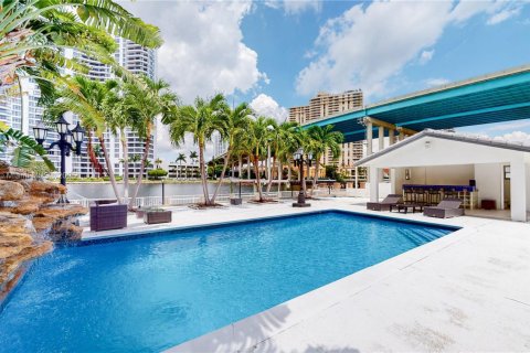 House in Sunny Isles Beach, Florida 4 bedrooms, 322.37 sq.m. № 1752940 - photo 13