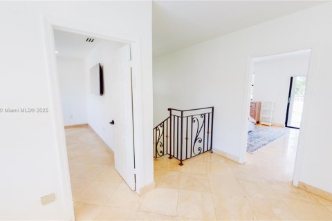 House in Sunny Isles Beach, Florida 4 bedrooms, 322.37 sq.m. № 1752940 - photo 9