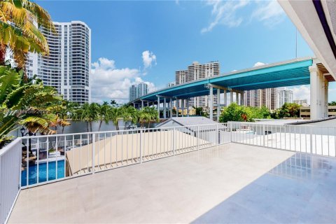 House in Sunny Isles Beach, Florida 4 bedrooms, 322.37 sq.m. № 1752940 - photo 15