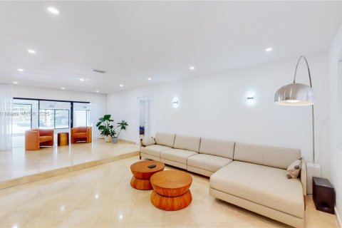 House in Sunny Isles Beach, Florida 4 bedrooms, 322.37 sq.m. № 1752940 - photo 11