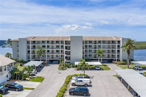 Condo in Port Richey, Florida, 2 bedrooms № 2105109 - photo 20