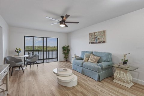 Condo in Port Richey, Florida, 2 bedrooms № 2105109 - photo 6