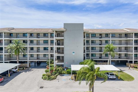 Condo in Port Richey, Florida, 2 bedrooms № 2105109 - photo 21