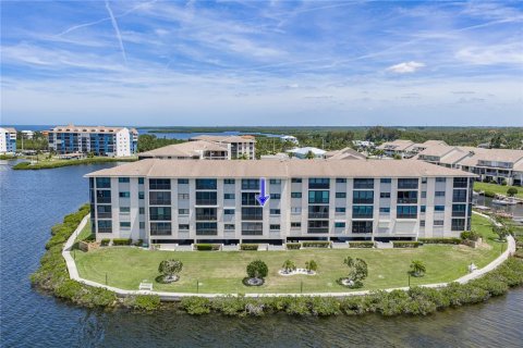 Condo in Port Richey, Florida, 2 bedrooms № 2105109 - photo 11