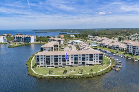 Condo in Port Richey, Florida, 2 bedrooms № 2105109 - photo 12