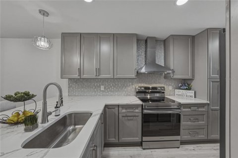 Condo in Port Richey, Florida, 2 bedrooms № 2105109 - photo 26
