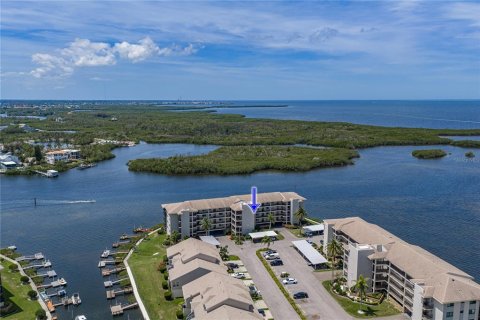 Condo in Port Richey, Florida, 2 bedrooms № 2105109 - photo 9