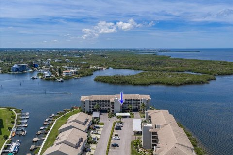 Condo in Port Richey, Florida, 2 bedrooms № 2105109 - photo 10