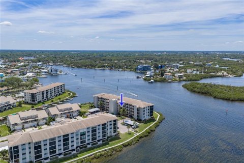 Condo in Port Richey, Florida, 2 bedrooms № 2105109 - photo 14