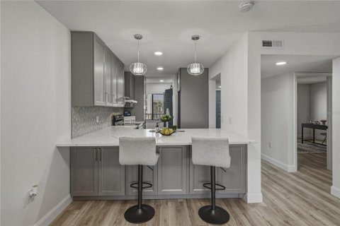 Condo in Port Richey, Florida, 2 bedrooms № 2105109 - photo 5