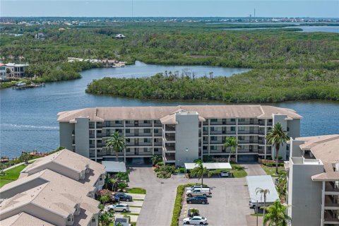 Condo in Port Richey, Florida, 2 bedrooms № 2105109 - photo 19