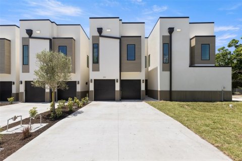 Touwnhouse à vendre à Tampa, Floride: 3 chambres, 240.8 m2 № 1902479 - photo 1