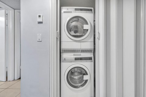 Купить кондоминиум в Маргит, Флорида 3 комнаты, 75.72м2, № 2082919 - фото 11