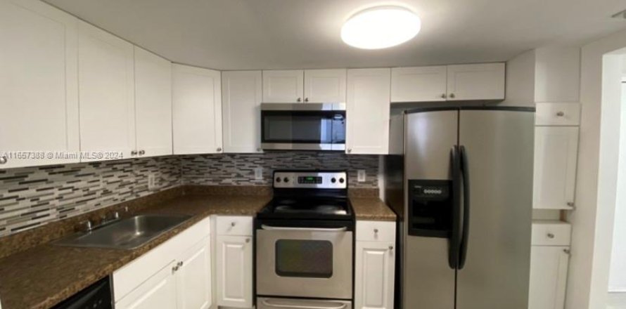 Кондоминиум с 2 спальнями в Норт-Майами, Флорида № 1958453