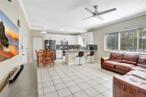 Villa ou maison à vendre à Pembroke Pines, Floride: 4 chambres, 194.35 m2 № 1746050 - photo 12