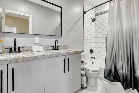 Villa ou maison à vendre à Pembroke Pines, Floride: 4 chambres, 194.35 m2 № 1746050 - photo 23