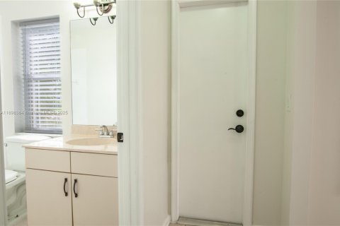 Снять в аренду виллу или дом в Паркленд, Флорида 4 спальни, 218.88м2, № 1952712 - фото 17