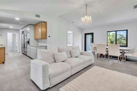 House in Port Charlotte, Florida 2 bedrooms, 98.29 sq.m. № 2137721 - photo 9