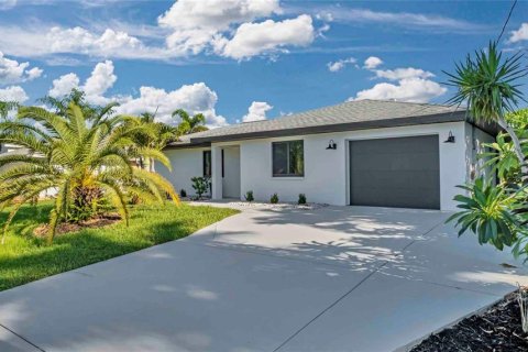 House in Port Charlotte, Florida 2 bedrooms, 98.29 sq.m. № 2137721 - photo 2