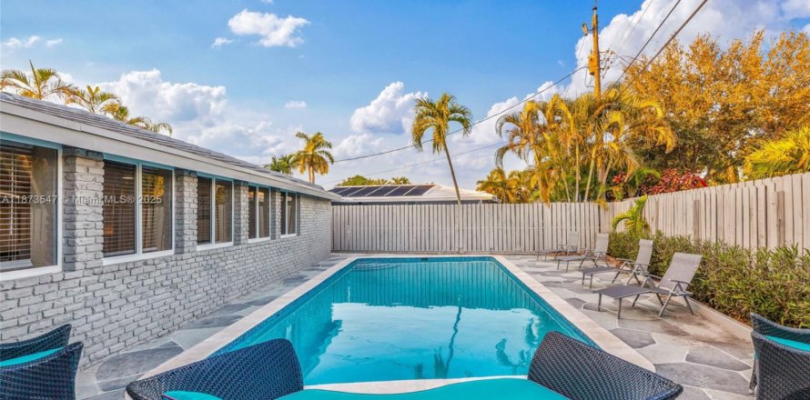 House in Fort Lauderdale, Florida 4 bedrooms, 210.14 sq.m. № 2013400
