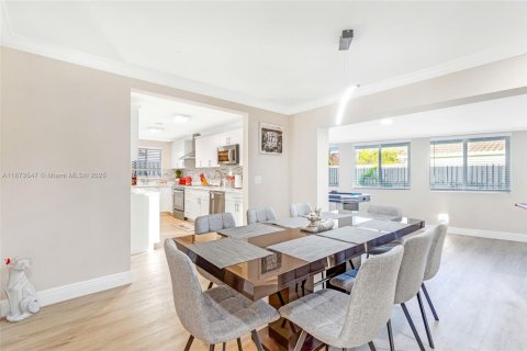 House in Fort Lauderdale, Florida 4 bedrooms, 210.14 sq.m. № 2013400 - photo 7