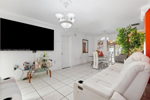 Casa en venta en Miami, Florida, 3 dormitorios, 203.83 m2 № 1969190 - foto 9