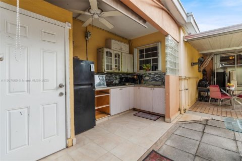Casa en venta en Miami, Florida, 3 dormitorios, 203.83 m2 № 1969190 - foto 23