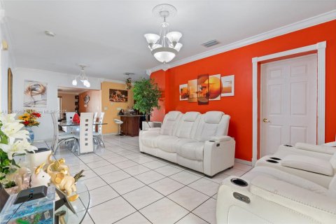 Casa en venta en Miami, Florida, 3 dormitorios, 203.83 m2 № 1969190 - foto 8