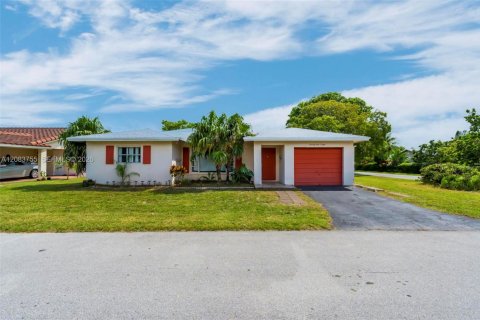 House in Tamarac, Florida 4 bedrooms, 152.45 sq.m. № 2353595