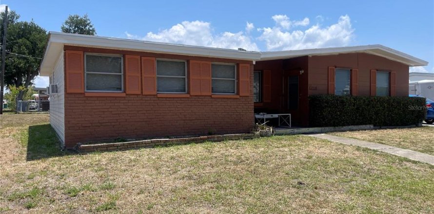 House in Port Charlotte, Florida 3 bedrooms, 109.81 sq.m. № 1684655