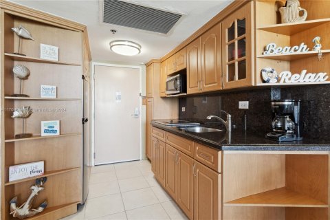 Condominio en venta en Sunny Isles Beach, Florida, 33.44 m2 № 1937488 - foto 9