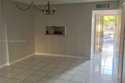 Condo in Lauderdale Lakes, Florida, 1 bedroom  № 1859612 - photo 3