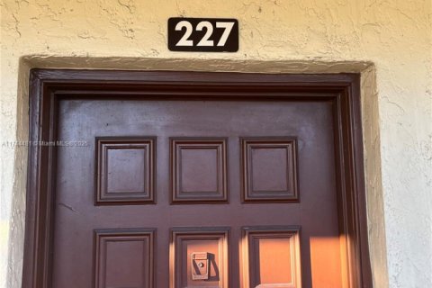 Condo in Lauderdale Lakes, Florida, 1 bedroom  № 1859612 - photo 1