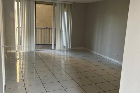 Condo in Lauderdale Lakes, Florida, 1 bedroom  № 1859612 - photo 2