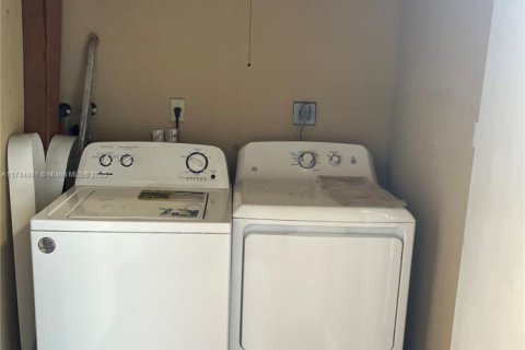 Condo in Lauderdale Lakes, Florida, 1 bedroom  № 1859612 - photo 12