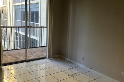 Condo in Lauderdale Lakes, Florida, 1 bedroom  № 1859612 - photo 5