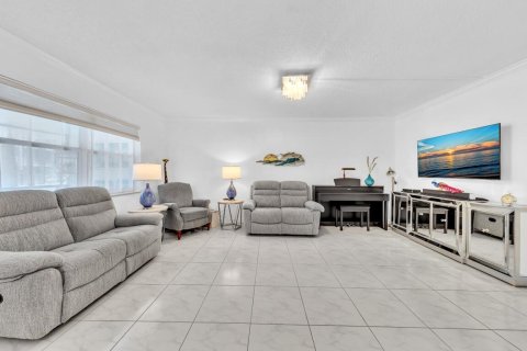 Condo in Hallandale Beach, Florida, 2 bedrooms  № 2077457 - photo 2