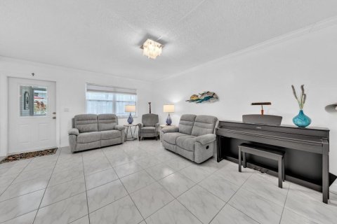 Condo in Hallandale Beach, Florida, 2 bedrooms  № 2077457