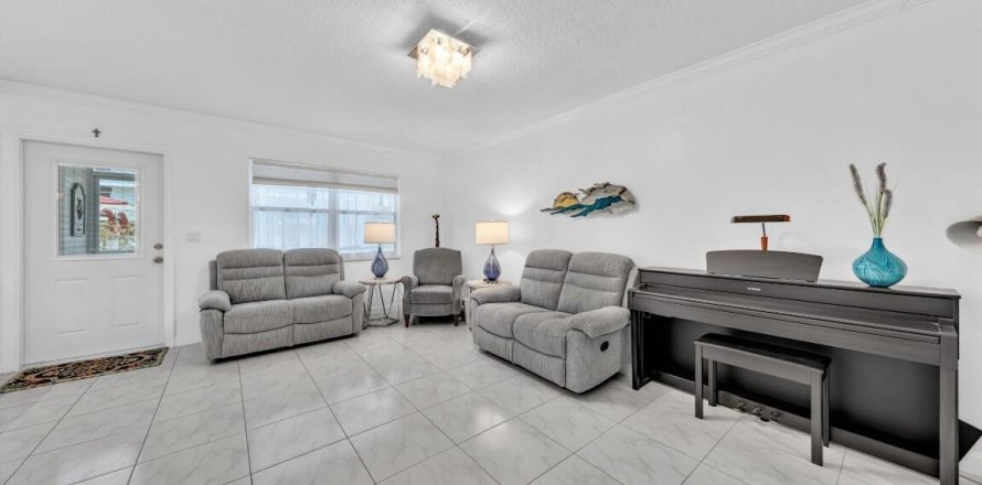 Condo in Hallandale Beach, Florida, 2 bedrooms  № 2077457