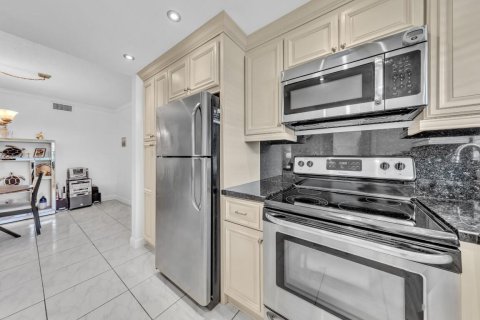 Condo in Hallandale Beach, Florida, 2 bedrooms  № 2077457 - photo 13