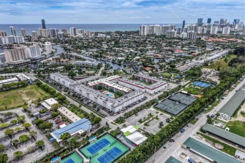 Condo in Hallandale Beach, Florida, 2 bedrooms  № 2077457 - photo 30