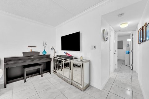 Condo in Hallandale Beach, Florida, 2 bedrooms  № 2077457 - photo 9