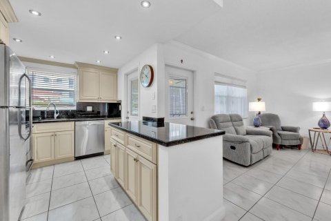 Condo in Hallandale Beach, Florida, 2 bedrooms  № 2077457 - photo 12