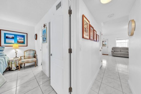 Condo in Hallandale Beach, Florida, 2 bedrooms  № 2077457 - photo 16
