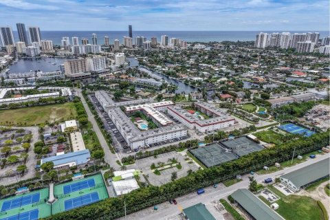 Condo in Hallandale Beach, Florida, 2 bedrooms  № 2077457 - photo 28