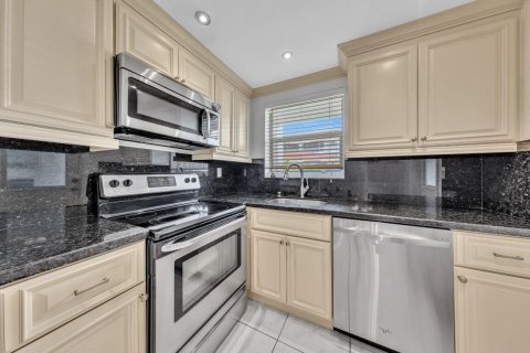 Condo in Hallandale Beach, Florida, 2 bedrooms  № 2077457 - photo 15
