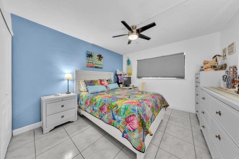 Condo in Hallandale Beach, Florida, 2 bedrooms  № 2077457 - photo 23